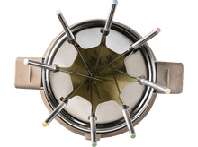 Charger l&#39;image dans la galerie, Un service à fondue avec plusieurs fourchettes et un pot central sur une surface blanche.
