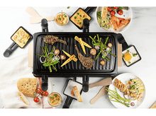 Charger l&#39;image dans la galerie, Un appareil à raclette avec des aliments et ingrédients cuits. Vue de dessus.
