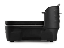 Charger l&#39;image dans la galerie, Appareil de cuisine noir, vue latérale, montrant une surface de cuisson plate et un panneau de commande.
