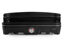Charger l&#39;image dans la galerie, Gril électrique noir avec un cadran rouge/blanc et la marque &#39;DOMO&#39;.
