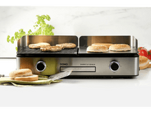 Charger l&#39;image dans la galerie, Gril avec burgers et petits pains, prêt à cuire, avec un bouton poussoir.
