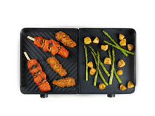 Charger l&#39;image dans la galerie, Grill avec poulet grillé, brochettes de légumes et légumes. Fond noir et blanc.
