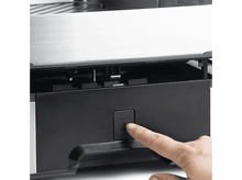 Charger l&#39;image dans la galerie, Un doigt appuie sur un bouton noir sur un appareil noir et argent.
