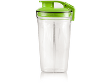 Charger l&#39;image dans la galerie, Bouteille shaker transparente avec couvercle vert. A une échelle de mesure.
