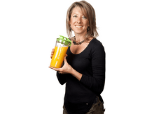 Charger l&#39;image dans la galerie, Une femme tient un shaker de jus avec du liquide orange. Elle sourit, portant une chemise noire et un pantalon foncé.
