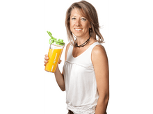 Charger l&#39;image dans la galerie, Femme tenant une boisson jaune dans une bouteille, souriant à la caméra.
