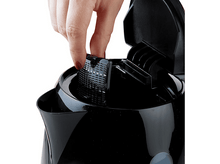 Charger l'image dans la galerie, Une main retire un filtre d'une bouilloire électrique noire. Couvercle ouvert, détails en plastique noir.
