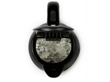 Charger l'image dans la galerie, Bouilloire noire avec couvercle ouvert. Des bulles dans l'eau bouillante sont visibles.
