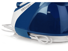 Charger l&#39;image dans la galerie, Fer à repasser bleu et blanc, cordon blanc enroulé. Fond blanc.

