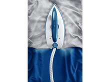 Charger l&#39;image dans la galerie, Un fer à repasser sur un tissu bleu et blanc rayé et bleu.
