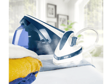 Charger l&#39;image dans la galerie, Un fer à vapeur et une pile de vêtements. Le fer est blanc et bleu.
