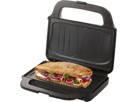 Un appareil à sandwich noir ouvert avec un sandwich grillé à l