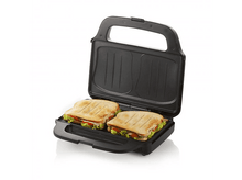 Charger l&#39;image dans la galerie, Appareil à sandwich noir avec deux sandwichs à l&#39;intérieur. Les sandwichs sont garnis.
