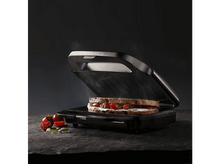 Charger l&#39;image dans la galerie, Appareil à sandwich noir avec couvercle ouvert et sandwich.
