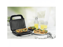 Charger l&#39;image dans la galerie, Sandwiches dans un appareil à sandwich, avec une salade et du jus. La table est en bois.
