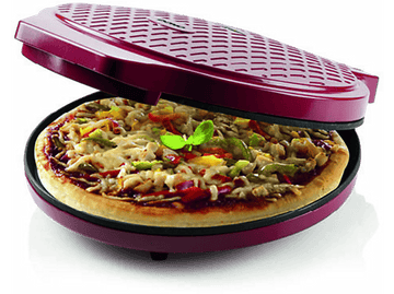 Machine à pizza rouge avec une pizza, une feuille de basilic et une base noire.