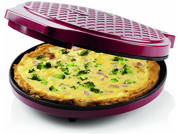 Un four à pizza bordeaux avec une quiche au milieu et le couvercle supérieur est ouvert.