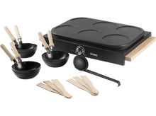 Charger l'image dans la galerie, Ensemble de crêpière avec poêles, spatules et louche, le tout sur fond blanc.
