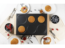 Charger l'image dans la galerie, Vue aérienne d'une plaque de cuisson pour six crêpes avec des crêpes, des fruits et des condiments sur une table blanche.
