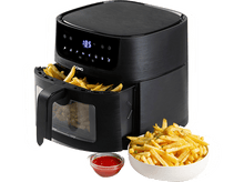 Charger l&#39;image dans la galerie, Friteuse à air noire avec frites à l&#39;intérieur, un bol de frites et un bol de ketchup sur fond blanc.
