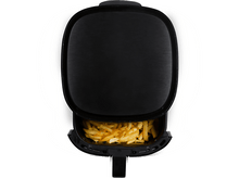 Charger l&#39;image dans la galerie, Une friteuse à air noire avec le couvercle ouvert, montrant des frites à l&#39;intérieur. Fond blanc.
