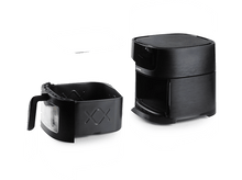 Charger l&#39;image dans la galerie, Friteuse à air noire avec panier et plateau amovibles. Elle a un extérieur noir.
