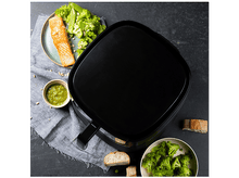 Charger l'image dans la galerie, Friteuse à air noire avec de la nourriture, dont du saumon, du brocoli et du pain sur une table.
