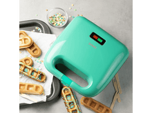 Charger l'image dans la galerie, Un gaufrier turquoise avec des gaufres, des vermicelles et un plateau. Lumière verte allumée.
