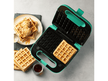Charger l'image dans la galerie, Gaufrier avec une gaufre à l'intérieur, d'autres gaufres dans l'assiette. Sirop.
