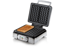 Charger l&#39;image dans la galerie, Gaufrier ouvert avec une gaufre cuite et une grille, fond noir.

