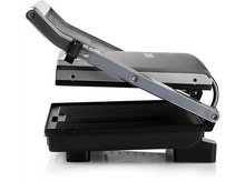 Charger l&#39;image dans la galerie, Presse à panini noire et argentée, ouverte pour montrer les surfaces de cuisson, isolée.
