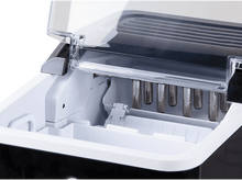 Charger l&#39;image dans la galerie, Machine à glaçons ouverte montrant l&#39;intérieur avec des composants de fabrication de glace.
