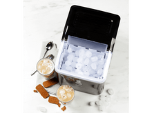 Charger l&#39;image dans la galerie, Machine à glaçons avec glaçons, deux verres avec boissons et biscuits. Fond blanc.
