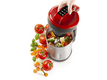 Charger l&#39;image dans la galerie, Un faitout à soupe rouge avec des tomates, des courgettes et du basilic autour, et une main versant des ingrédients.
