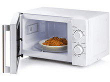 Charger l&#39;image dans la galerie, Micro-ondes blanc avec la porte ouverte. Une assiette de nourriture est à l&#39;intérieur du micro-ondes.
