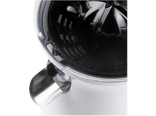 Charger l&#39;image dans la galerie, Gros plan sur le récipient transparent et la partie intérieure noire du presse-agrumes, avec un bec argenté.

