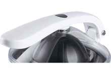 Charger l&#39;image dans la galerie, Gros plan sur la poignée et le couvercle du presse-agrumes blanc, avec un bouton noir sur le dessus.
