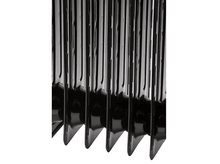 Charger l&#39;image dans la galerie, Gros plan sur un radiateur électrique noir avec des ailettes verticales. Les lignes sont brillantes.
