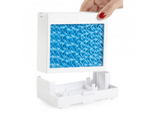 Charger l&#39;image dans la galerie, Main tenant un filtre de refroidisseur d&#39;air blanc, avec un filtre bleu à l&#39;intérieur.
