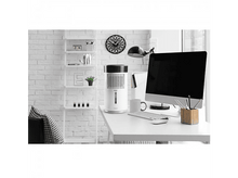 Charger l&#39;image dans la galerie, Un purificateur d&#39;air sur un bureau blanc à côté d&#39;un écran d&#39;ordinateur et d&#39;une fenêtre.
