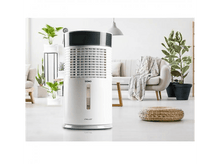 Charger l&#39;image dans la galerie, Refroidisseur d&#39;air blanc et gris avec salon blanc et plantes en arrière-plan.
