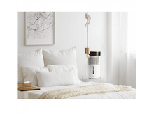 Charger l&#39;image dans la galerie, Chambre blanche avec lit blanc, oreillers et un refroidisseur d&#39;air suspendu.
