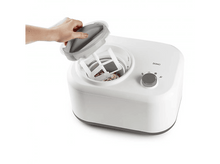 Charger l&#39;image dans la galerie, Sorbetière blanche avec main tenant le couvercle. Intérieur avec glace et palette.
