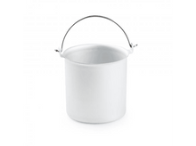 Charger l&#39;image dans la galerie, Une casserole de camping en métal blanc avec une poignée argentée, isolée sur fond blanc.
