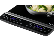 Charger l&#39;image dans la galerie, Table de cuisson à induction avec poêle et légumes.
