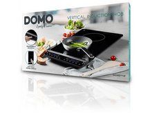 Charger l&#39;image dans la galerie, Boîte avec une plaque à induction noire. Elle présente une image d&#39;une poêle avec des légumes et un écran tactile.
