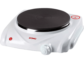 Une cuisinière électrique blanche avec un élément chauffant noir. La cuisinière a un bouton et un panneau d