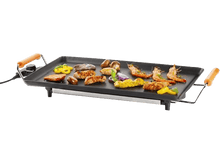 Charger l&#39;image dans la galerie, Un grill électrique noir avec divers aliments grillés, dont des légumes et des viandes.
