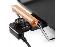 Charger l&#39;image dans la galerie, Gros plan d&#39;une plaque chauffante avec une poignée orange et un panneau de commande noir avec un bouton.
