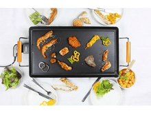 Charger l&#39;image dans la galerie, Une plancha électrique noire avec divers aliments cuits comme des crevettes et des légumes.
